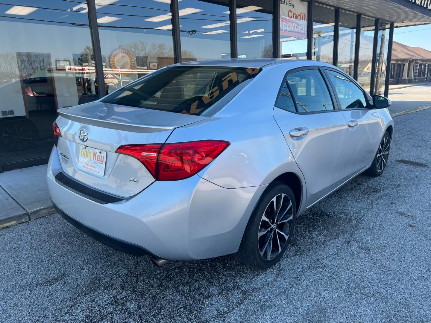 2018 Classic Silver Metallic Toyota Corolla SE CVT (5YFBURHE8JP) with an 1.8L L4 DOHC 16V engine, 6-Speed Manual transmission, located at 1633 W Kimberly, Davenport, IA, 52806, (563) 323-5341, 41.559456, -90.598732 - Photo#3